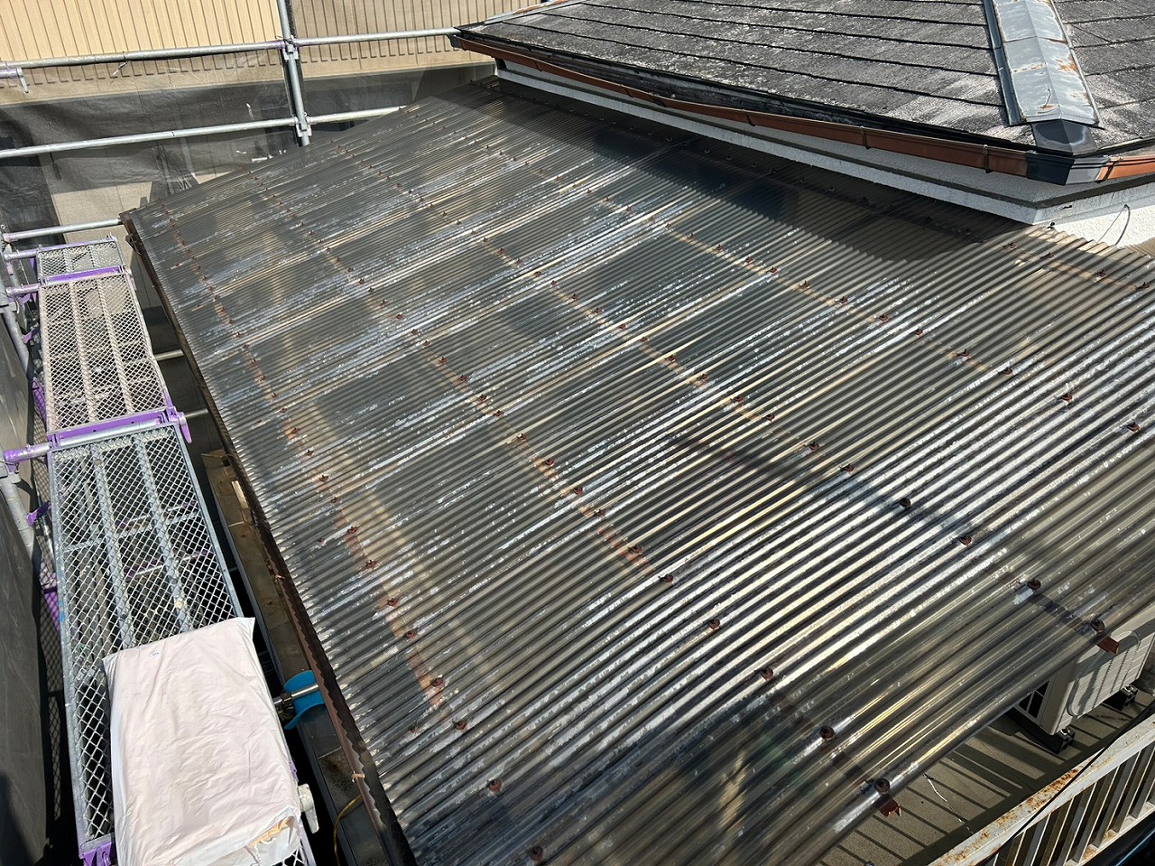 甲府市でバルコニーの屋根を交換するために波板の撤去しました
